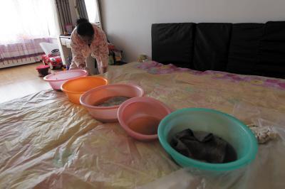 石台楼上漏水，住户失联，小区没物管，业主维权难！律师来支招……